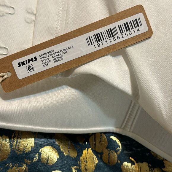 Skims body wireless strapless bra in color marble size 38DDDD - Picture 6 of 11